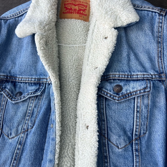 CLEAN Levis size Large Sherpa Denim Trucker Jacket Washed Blue Jeans - Picture 3 of 4
